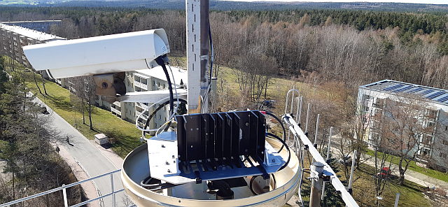 ODU mounting, base plate mounted on the roof